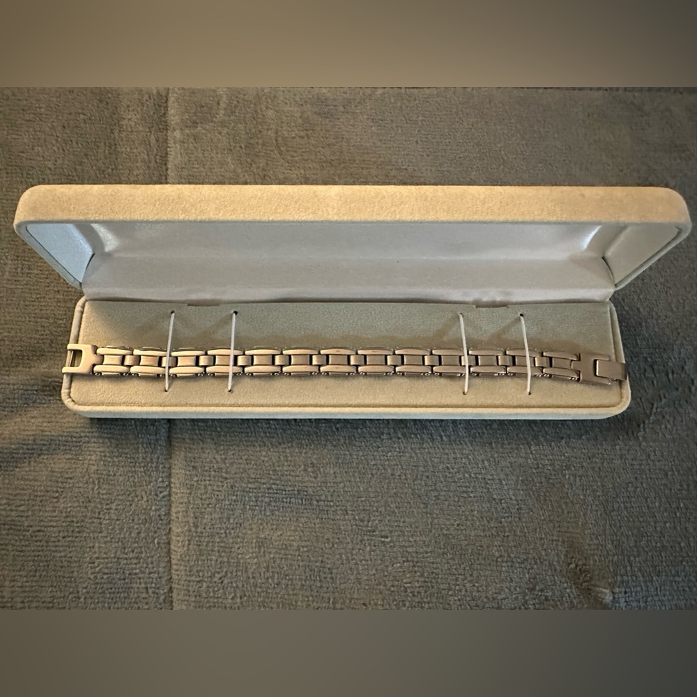 NWOT - Mens Curved Link Stainless Steel Bracelet - silver ( original box )